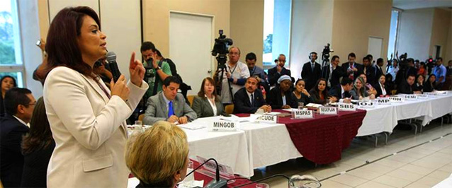 La Vicepresidente Roxana Baldetti durante la segunda reunión de la Comisión Interinstitucional Contra la Trata de Personas (CIT). La asesora de Equidad Étnica y de Género, de la Subsecretaría de Políticas Públicas, Berta Leticia Englenton Arzú, es la delegada titular de Segeplan en esa instancia. (FOTO Vicepresidencia de la República La Vicepresidente Roxana Baldetti durante la segunda reunión de la Comisión Interinstitucional Contra la Trata de Personas (CIT). La asesora de Equidad Étnica y de Género, de la Subsecretaría de Políticas Públicas, Berta Leticia Englenton Arzú, es la delegada titular de Segeplan en esa instancia. (FOTO Vicepresidencia de la República