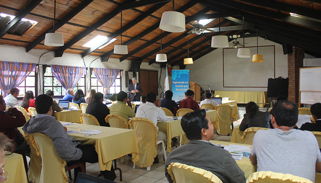 El docente Luis Cajas, del INFOM, impartiendo el tema Gestión de los Servicios Públicos Municipales, en el módulo III del Diplomado en Gestión por Resultados para el Desarrollo Municipal, en Tecpán Guatemala, Chimaltenango. El docente Luis Cajas, del INFOM, impartiendo el tema Gestión de los Servicios Públicos Municipales, en el módulo III del Diplomado en Gestión por Resultados para el Desarrollo Municipal, en Tecpán Guatemala, Chimaltenango.