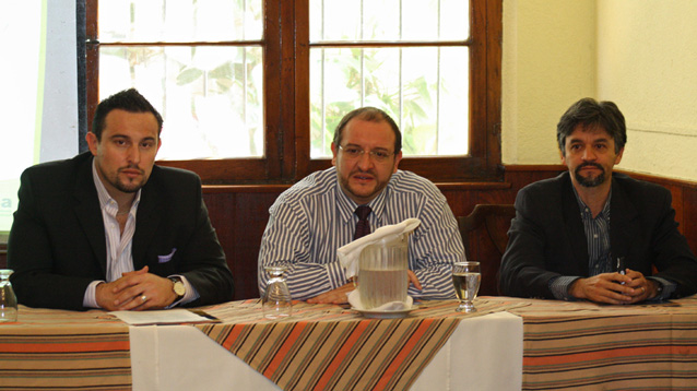 El Secretario de Segeplan, Fernando Carrera, abrió el taller sobre Cambio Climático. Le acompañan el Subsecretario Fernando Sánchez y el Director del IARNA, de la Universidad Rafael Landívar, Juventino Gálvez. El Secretario de Segeplan, Fernando Carrera, abrió el taller sobre Cambio Climático. Le acompañan el Subsecretario Fernando Sánchez y el Director del IARNA, de la Universidad Rafael Landívar, Juventino Gálvez.