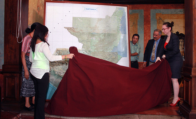 La Secretaria de Planificación, Ekaterina Parrilla, y otras autoridades de Segeplan, muestran el mapa en relieve restaurado.