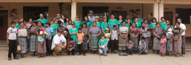 Integrantes de la delegación de Segeplan acompañados por las familias con quienes convivieron en la comunidad Saquí Tacaj, municipio de San José Poaquil, Chimaltenango. Integrantes de la delegación de Segeplan acompañados por las familias con quienes convivieron en la comunidad Saquí Tacaj, municipio de San José Poaquil, Chimaltenango.