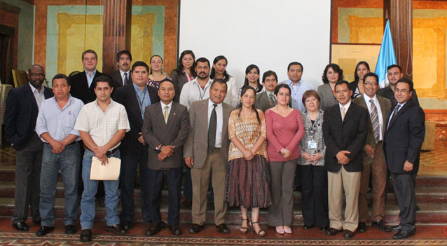 Representantes de distintas instituciones del sector público participaron en la primera reunión de la Comisión interinstitucional para la actualización del Plan de Desarrollo Integral de Petén. Representantes de distintas instituciones del sector público participaron en la primera reunión de la Comisión interinstitucional para la actualización del Plan de Desarrollo Integral de Petén.