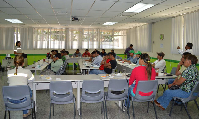 La Delegación de SEGEPLAN en Chimaltenango durante el taller de fortalecimiento de las capacidades a las Direcciones Municipales de Planificación –DMP-. La Delegación de SEGEPLAN en Chimaltenango durante el taller de fortalecimiento de las capacidades a las Direcciones Municipales de Planificación –DMP-.