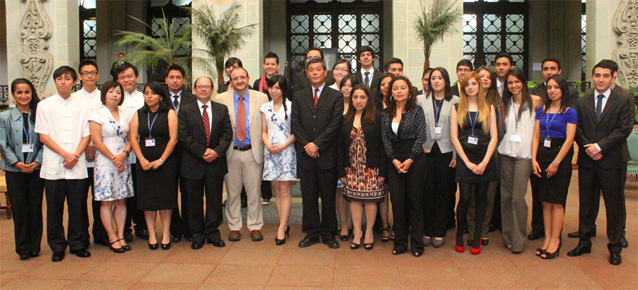 Autoridades, estudiantes y Jóvenes Embajadores, durante la entrega de 20 becas que otorgó el Gobierno de Taiwán. Autoridades, estudiantes y Jóvenes Embajadores, durante la entrega de 20 becas que otorgó el Gobierno de Taiwán.