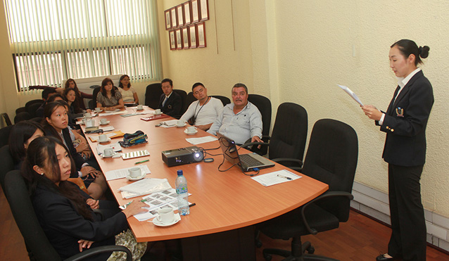 Una voluntaria de JICA presenta un resumen de las principales actividades desarrolladas y logros obtenidos en sus áreas de trabajo. Una voluntaria de JICA presenta un resumen de las principales actividades desarrolladas y logros obtenidos en sus áreas de trabajo.