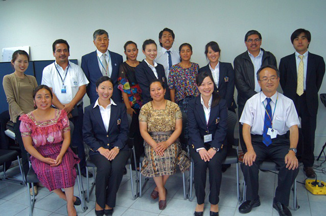 Voluntarios japoneses y beneficiarios de los programas que apoyan, durante la presentación del informe de labores. Voluntarios japoneses y beneficiarios de los programas que apoyan, durante la presentación del informe de labores.