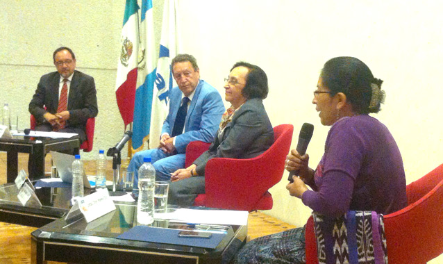 Los panelistas, la Subsecretaria de Segeplan, Dora Marina Coc, el ex Presidente Vinicio Cerezo, la ex Secretaria de la Paz, Raquel Zelaya, y el moderador Edmundo Urrutia, durante el Foro Reforma del Estado y la Administración Pública. Los panelistas, la Subsecretaria de Segeplan, Dora Marina Coc, el ex Presidente Vinicio Cerezo, la ex Secretaria de la Paz, Raquel Zelaya, y el moderador Edmundo Urrutia, durante el Foro Reforma del Estado y la Administración Pública.