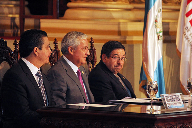 En el lanzamiento de la Política Energética 2013-2027, junto con el Presidente Otto Pérez Molina participaron el ministro de Energía y Minas, Erick Archila y el viceministro Edwin Rodas. En el lanzamiento de la Política Energética 2013-2027, junto con el Presidente Otto Pérez Molina participaron el ministro de Energía y Minas, Erick Archila y el viceministro Edwin Rodas.