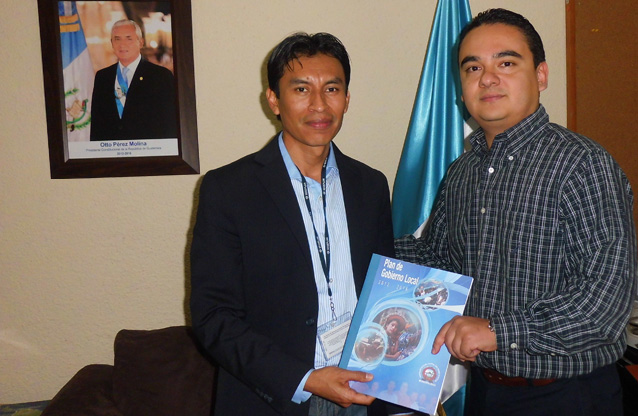 El Alcalde Municipal de Santiago Atitlán, Sololá, entrega Plan de Gobierno Local (PGL) al Director de Planificación Territorial, de Segeplan, Óscar Martínez. El Alcalde Municipal de Santiago Atitlán, Sololá, entrega Plan de Gobierno Local (PGL) al Director de Planificación Territorial, de Segeplan, Óscar Martínez.