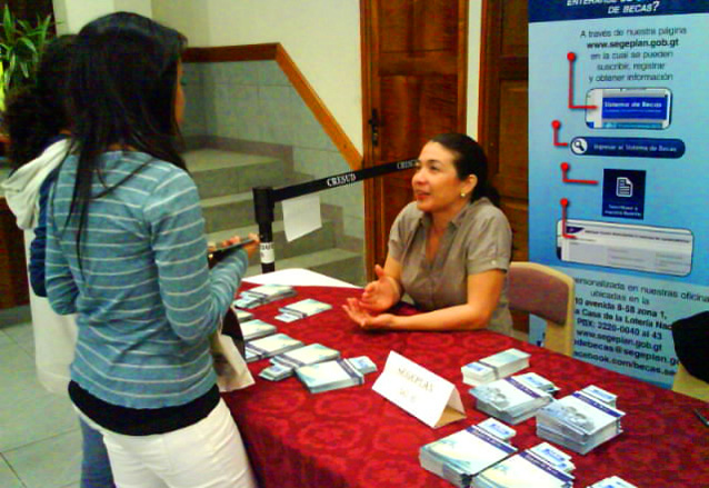 Ana Rosario Escobar Morataya, de la Dirección de Administración de Becas y Crédito Educativo, de Segeplan, atiende a estudiantes que asistieron a la Feria de la Educación 2012. Ana Rosario Escobar Morataya, de la Dirección de Administración de Becas y Crédito Educativo, de Segeplan, atiende a estudiantes que asistieron a la Feria de la Educación 2012.